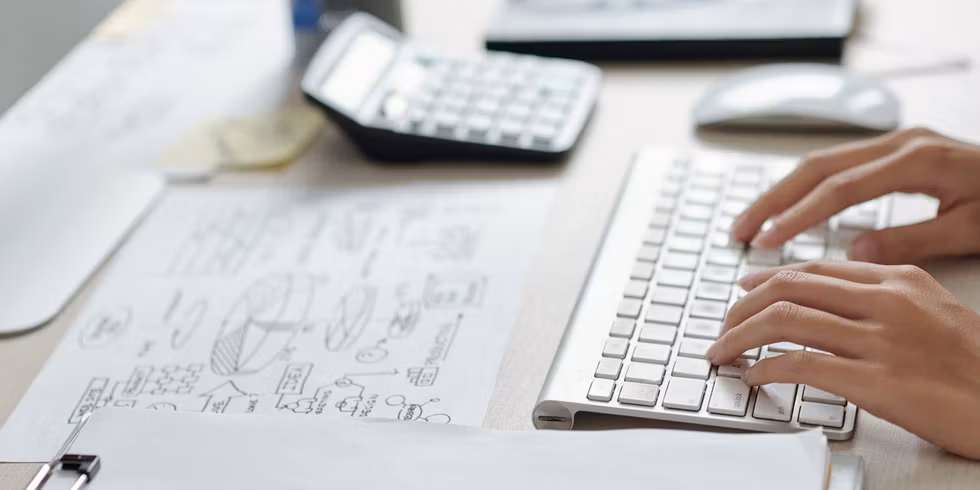 TGA-Planungsarbeitsplatz – Tastatur, Bauplan und Workspace bei TGA5
